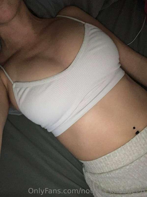 Everybody sleeps better with some titty pics 😇