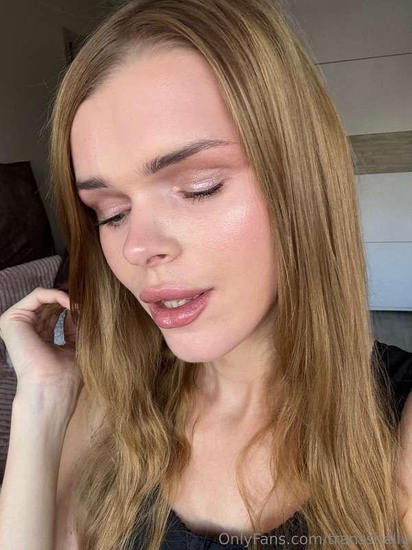 Do you like my new makeup , daddy?💋