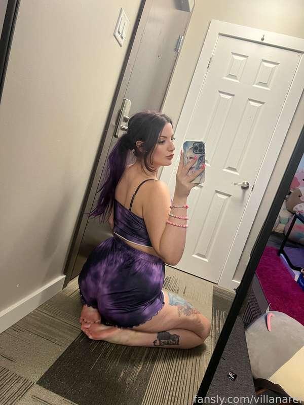 Do you like my spooky pjs? 🥰💀

#fyp #purplehair #tattoos #tall #tallgirl #goth #pajamas #longlegs #thighs #booty #feet