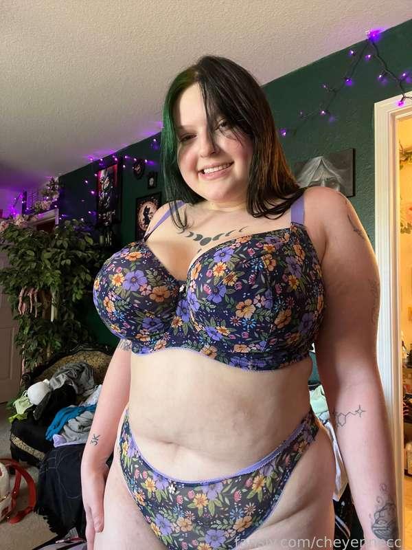 New set do you like?☺️

#lingerie #bigboobs #hugeboobs #boobs #curvy #chubby #alt #blackhair #tattoos