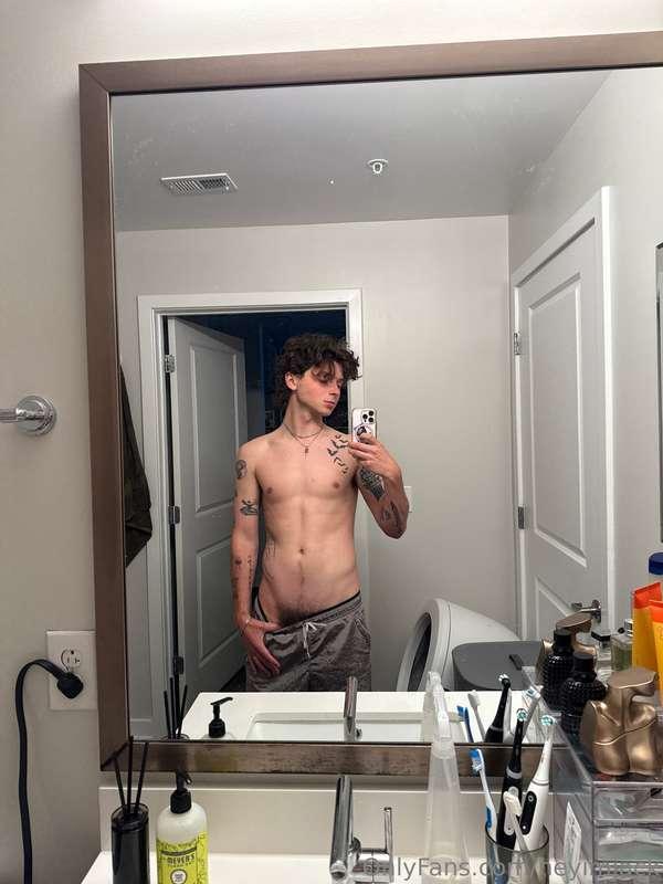 Who’s coming to hangout with me tonight on live? 🤫💦