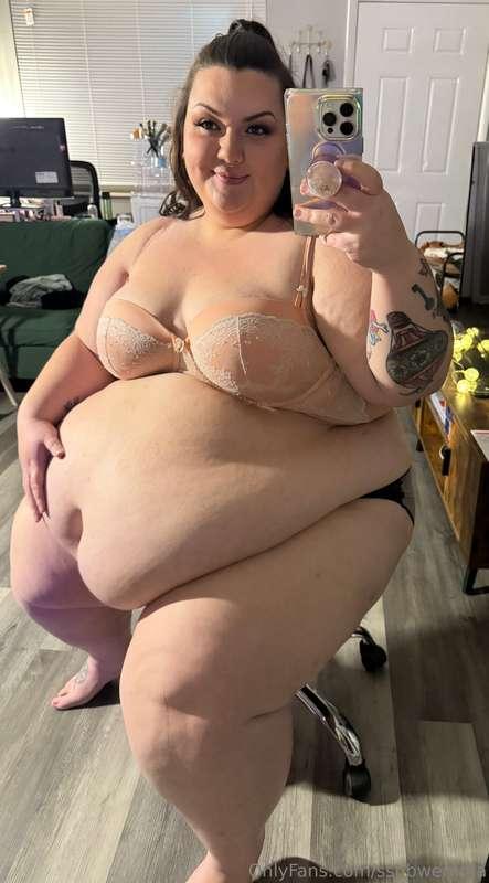 I’ve been looking huge lately 🥵🥵 I love the way the fat has ..