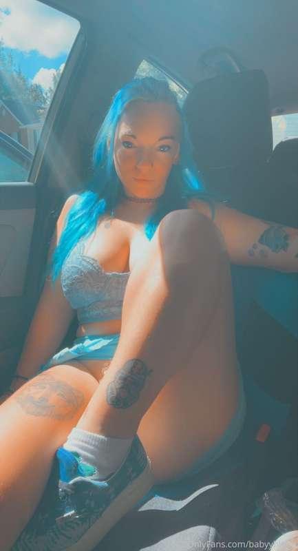 😈 tip $5 I’ll move my leg and show this pretty pussy in my s..