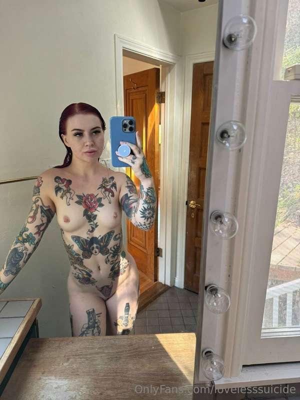 What do you caII a lady who gets naked on the first date?😛