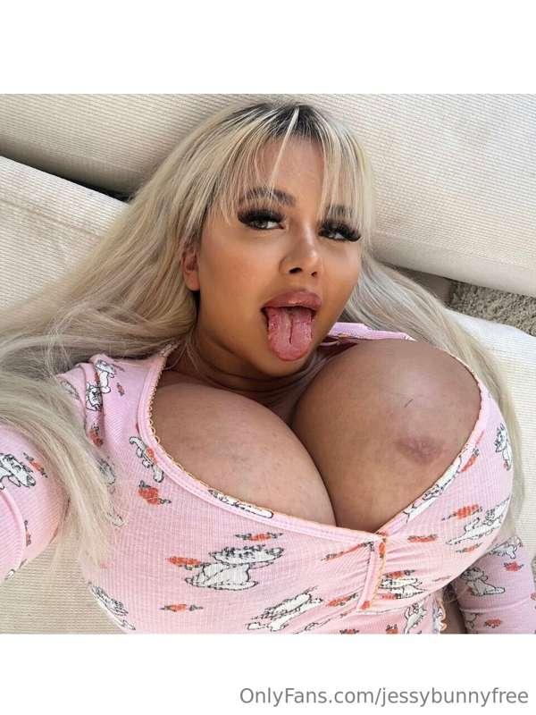 I love giving blowjobs! 🤭💖

Tip me 10$ and get a Blowjob vid..