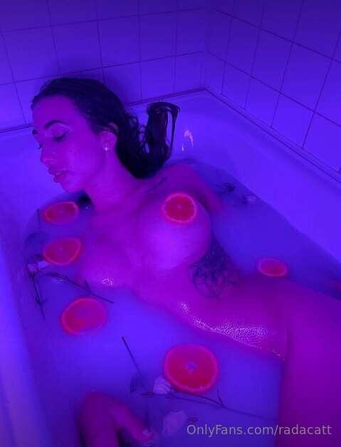 Mmm, all that's missing is you and scented candles...😉💦