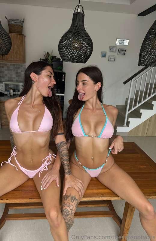 👅👅