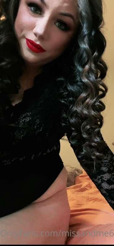 Who wants to come fuck me?  This pussy is begging for a trai..