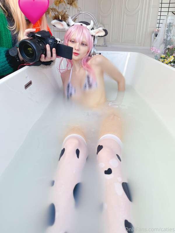 Wanna see Super Sonico cosplay backstage?🐄💕