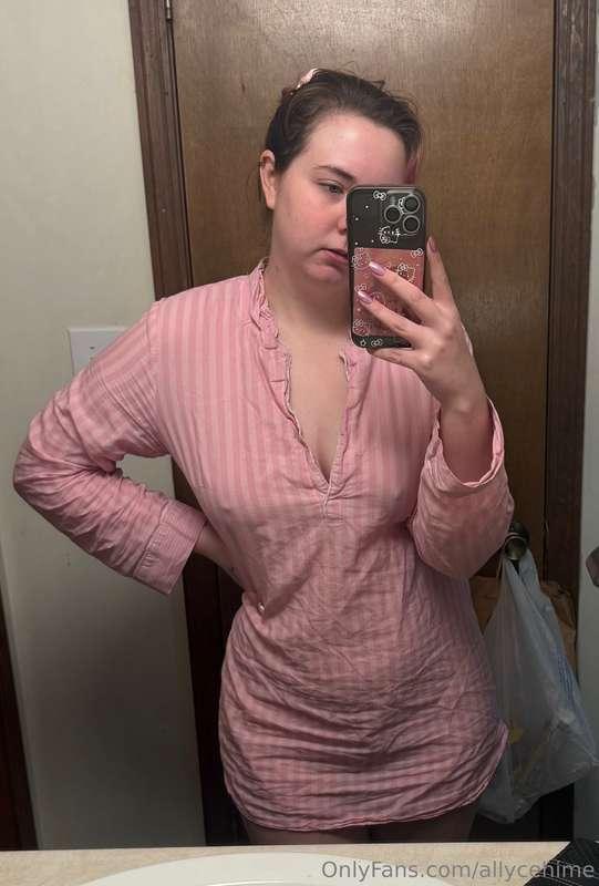 Love how my nipples poke out in my favorite nighty 🫣🫣