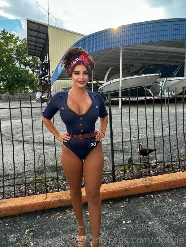Go sub to this absolute sexy angel, her big tits are asking ..