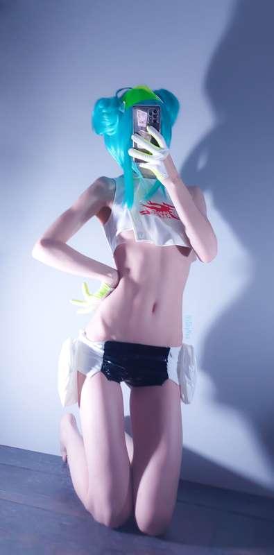 Yesterday I had a good rest and ate a delicious meal, and decided to take a full day off:3
So my mood is much better now.
I also improved the scene in blender and learned new things.
It was a good day

So! Drum roll... Hatsune Miku racing version!
I had never thought about cosplaying this character before, but when I saw this costume I really wanted to try it :3

#Skinny #teen #tiny #cosplay #anime #egirl #petite #fyp #tummy