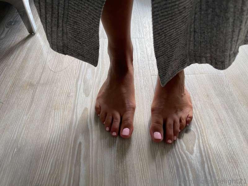 Who wants to suck on these white toes and soles x