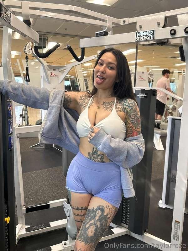 Everyone kept staring at my leg tattoos in the gym idk why 👀