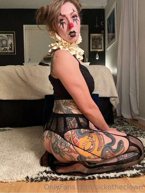 Happy Friday, you fucking freaks 🖤