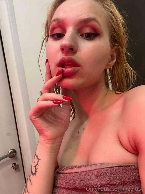 I think I'm so wet and it's not because I took a shower😏 do ..