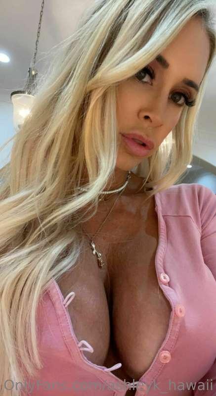 Leaning for a kiss 😘
