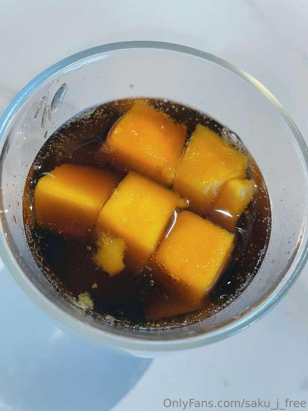 冷凍マンゴーを氷みたいにしてコーラに入れて飲むのハマってる
Frozen mango ➕ Coca-Cola 
☺️👍🥭..