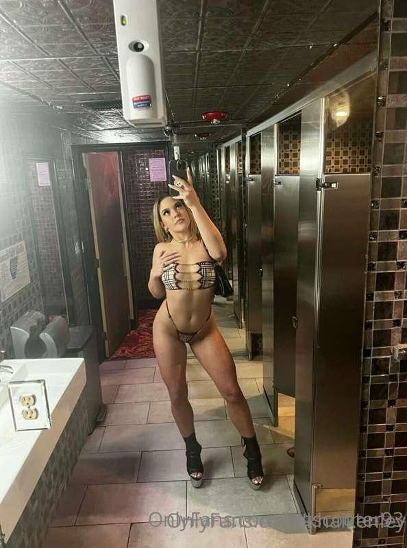 Free to sub 
Go check her page out 
@khaikenley