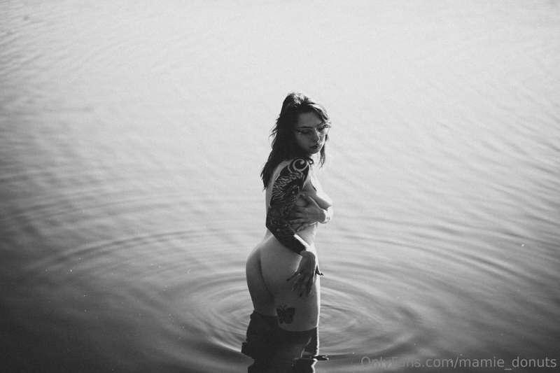 Imagines tu me surprends nue dans ce lac 😏