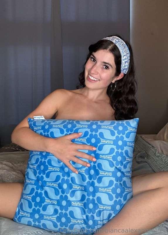 Should I move the pillow?😉💗