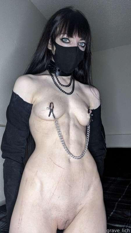 I can't decide what direction I prefer the chain pulled in...no, it's whichever direction you decide...

#pale #petite #fitwomen #smalltits #pain #painplay #clamps #bdsm #masochist #masochism