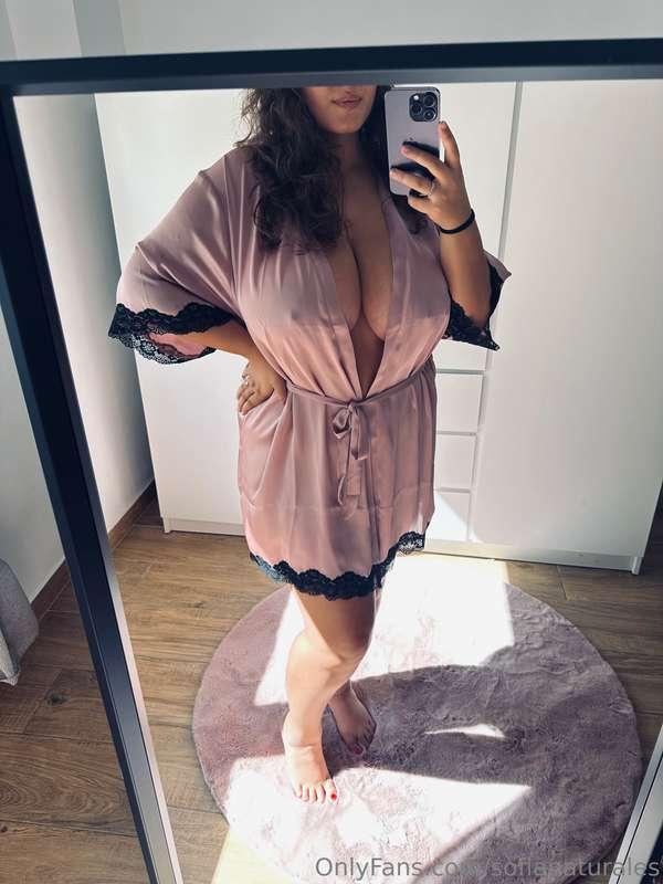 I love going naked around the house in my robe😜me encanta ir..