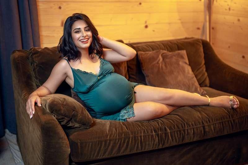 Her PREGNANT @amyrafayth boobs are full of milk! are you rea..