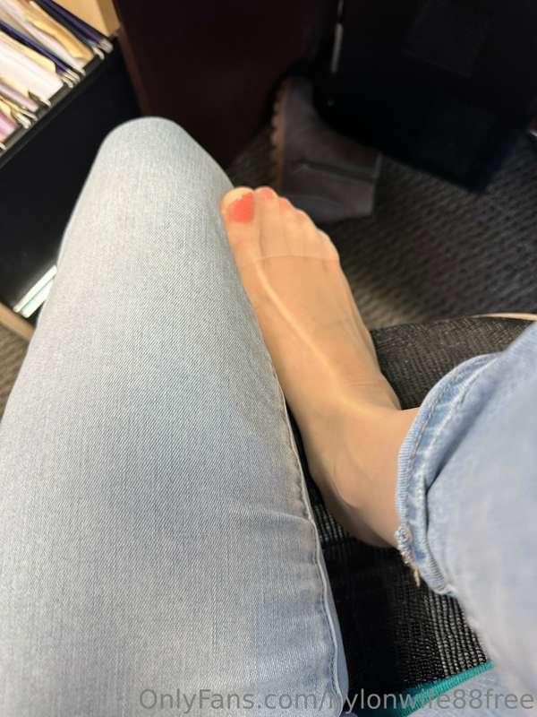 nylonsandfeet image #0