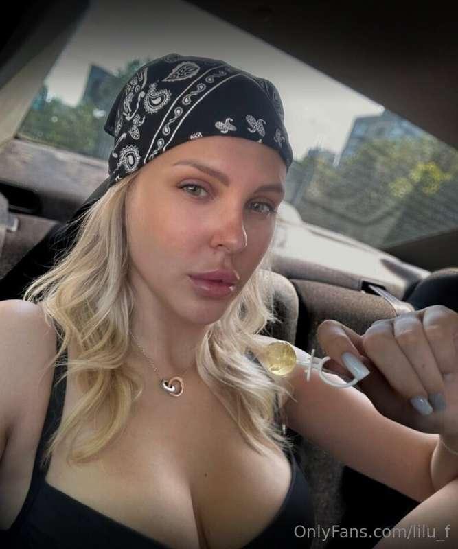 Worries gone, just vibes!! 💛🚗Windows down, hair in the wind,..