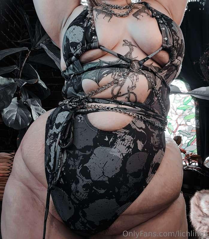 This swimsuit really brings out my eyes, don't you think? 😌