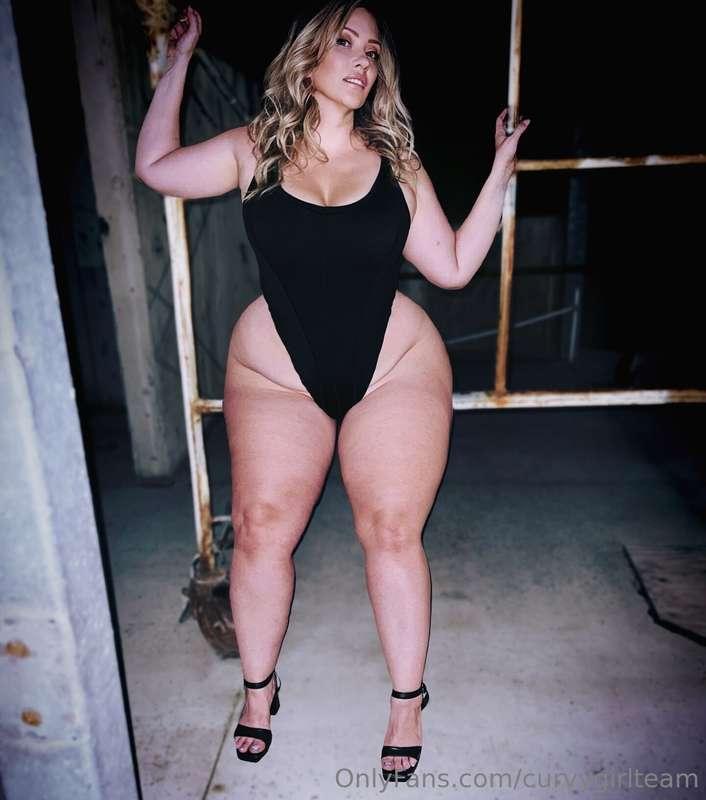 Beauty in every curve…🔥 @emma.st.james