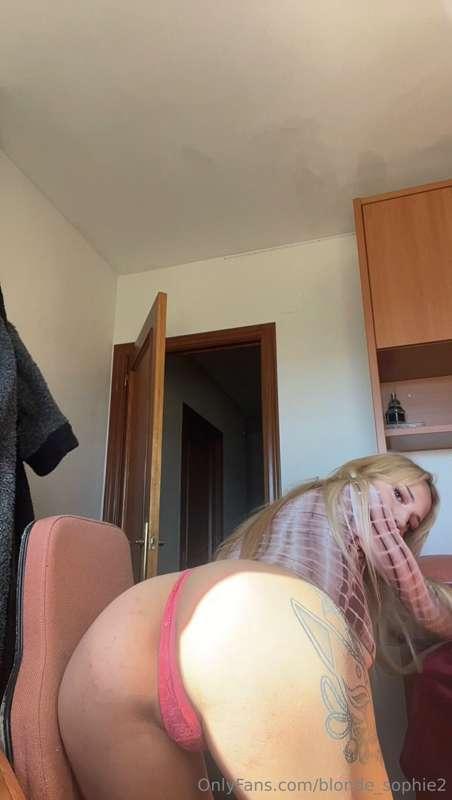 blonde_sophiee image #1