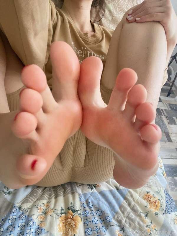 Should I post more pictures of my cute feet?🥺👉👈

♡ #fyp #fatpussy #toes #footfetish #feet #pedicure #cameltoe ♡ 