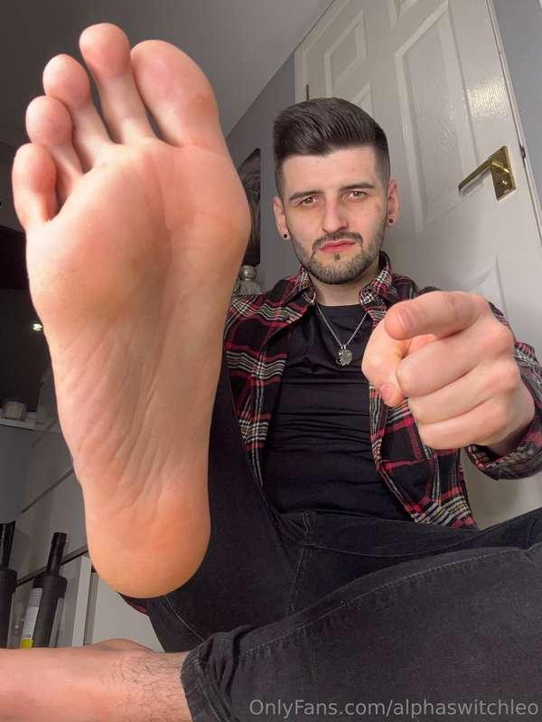 Get the hell down on you knees and worship my sweaty soles😈