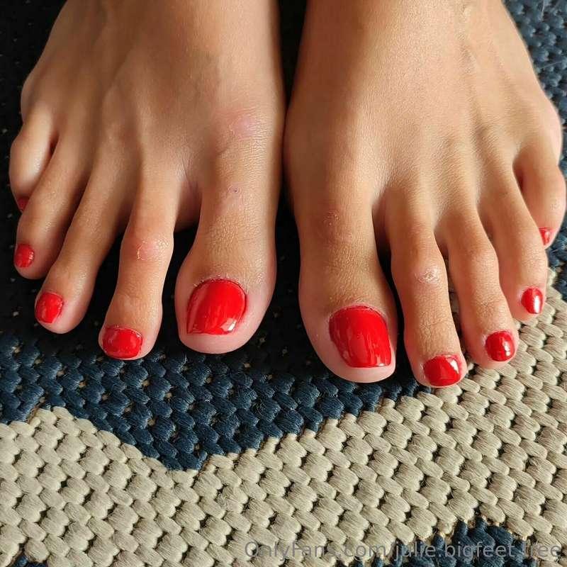 Do you like this red on my long toes? 🔥😏
