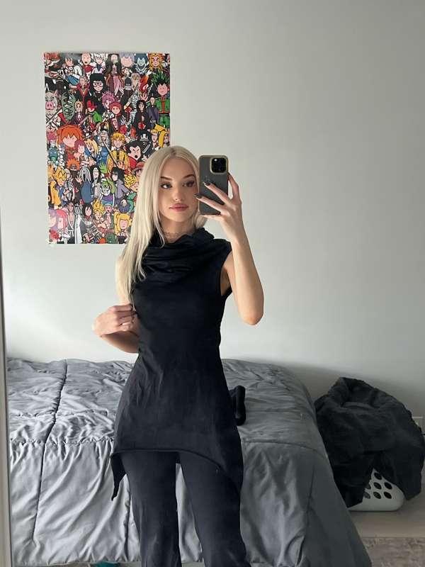 dark eyebrows 