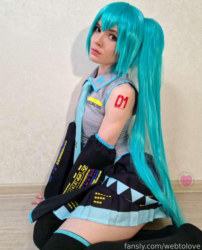 Hatsune Miku needs your big mic, but not to sing 😏
#rule34 #cosplay #costume #stockings #skirt #tease #fyp