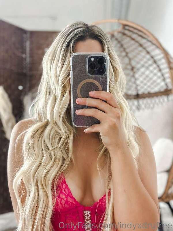 hey :) full view with my pussy out on my VIP 😜