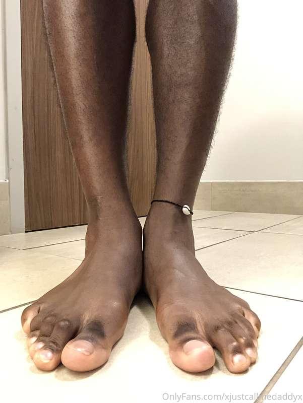 Somebody asked to see my feet 😅😅😅 I think I got pretty nice ..