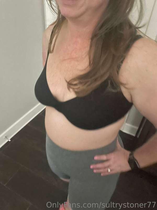 Lounge wear.. post workout 🏋️‍♂️ Would you MEAT ME in the sh..