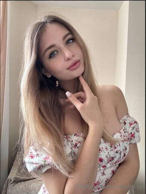 ## 💕💕💕HOT TEACHER💕💕💕

This sexy girl @eleon0ra doesn't mind ..