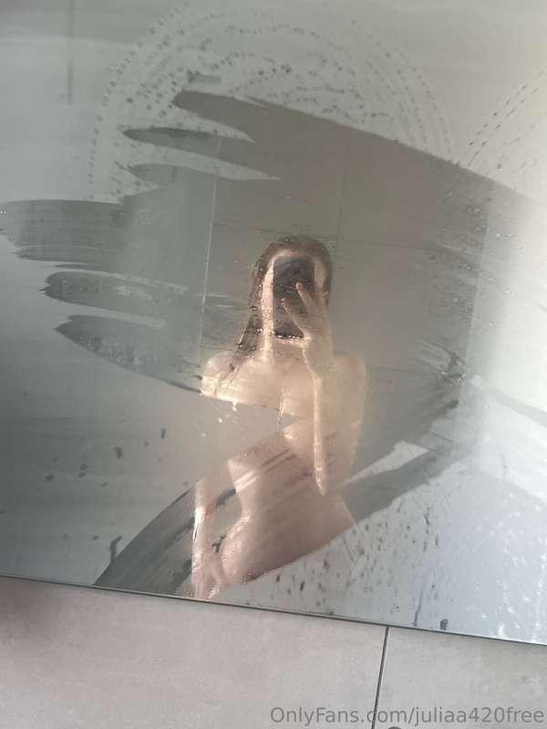 Which pic do u like more? 👅💦