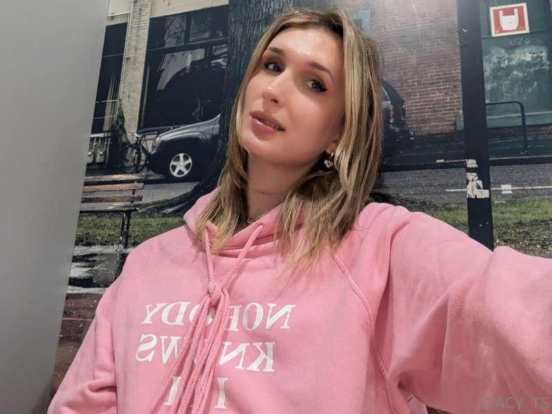 It seems like I'm just wearing a pink hoodie...But you alrea..