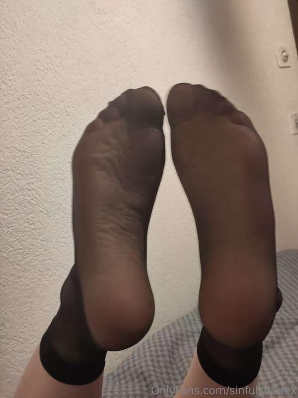 here, some feet close ups for my losers 🖤