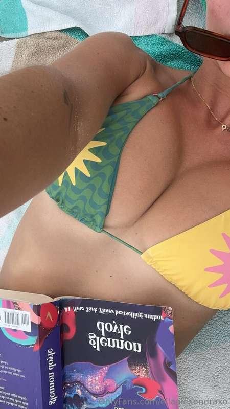My happy place 🙈 Now, all I need is someone to rub my sunblo..
