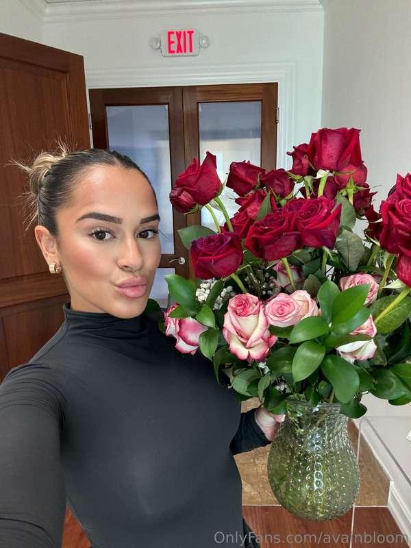 Pink and red roses go together so well in bouquet’s 🌹💐 Just ..