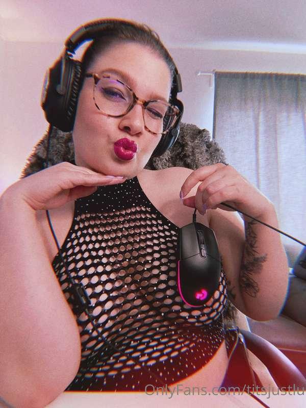 Something spicy to wrap up the week! 🤓
(A look I did not wea..