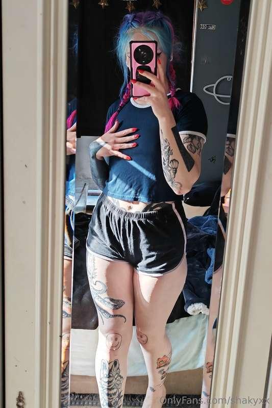 Sum lazy day pics :3 got around to redoing my nails again, d..
