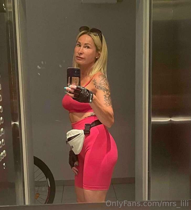 Workout on my bike , and then a hot shower afterwards! 💪😉 Ve..